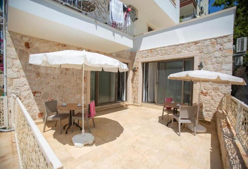 سوئیت جونیور با چشم‌انداز باغ, Cedrus Suites