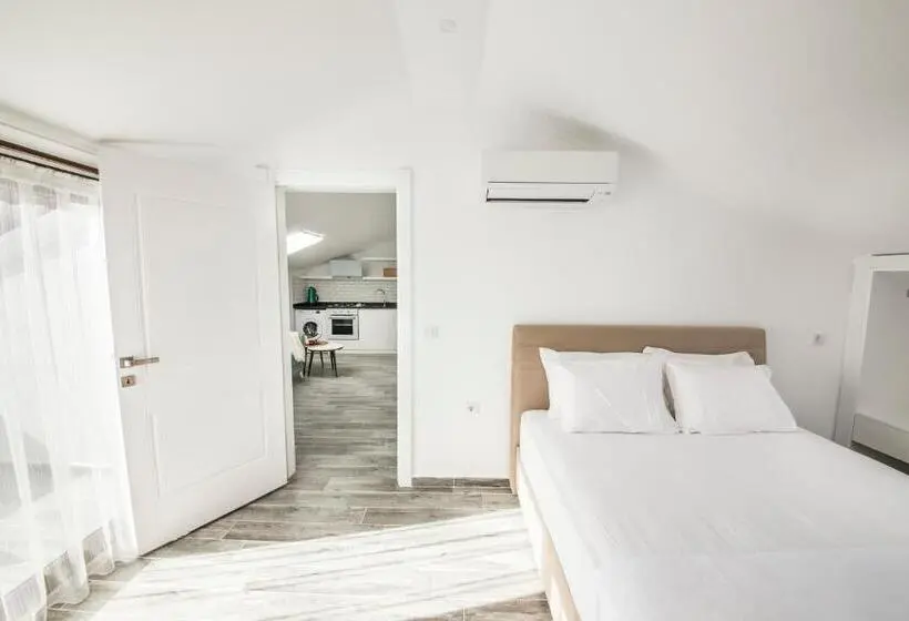 テラス付き１ベッドルームアパートメント, Cedrus Suites
