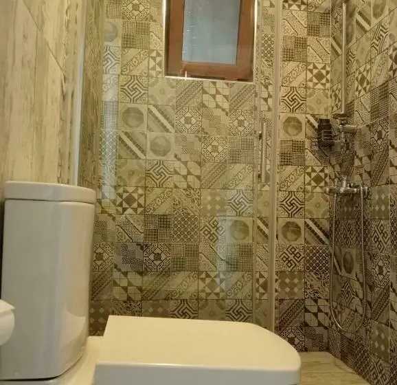 اتاق خانوادگی, Daffne Pansiyon