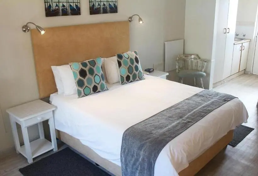 اتاق استاندارد با چشم‌انداز استخر, Oceans Hotel & Self Catering