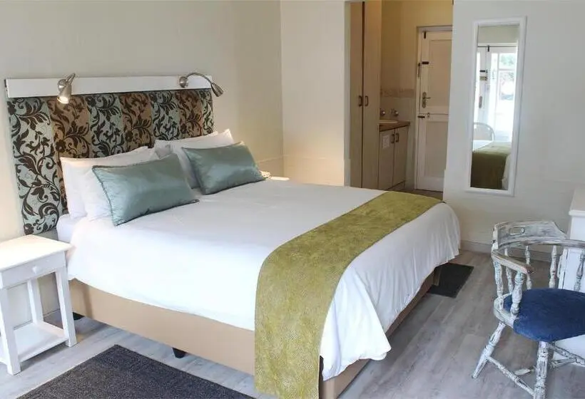 اتاق استاندارد با چشم‌انداز استخر, Oceans Hotel & Self Catering