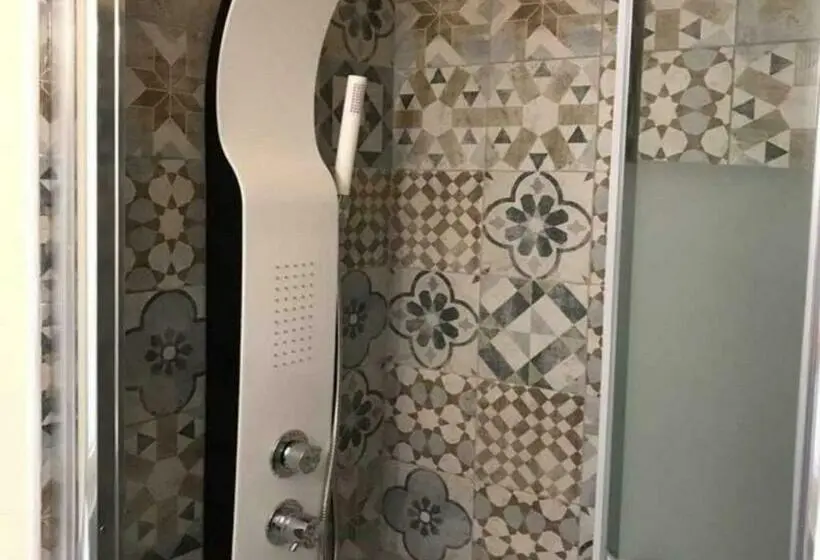 Standard Kolmen Hengen Huone Jaettu kylpyhuone, Central City Genova