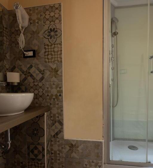 Basic-huone, Central City Genova