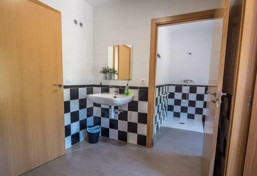 浴室共有スタンダード4人用ルーム, Albergue De Prioro