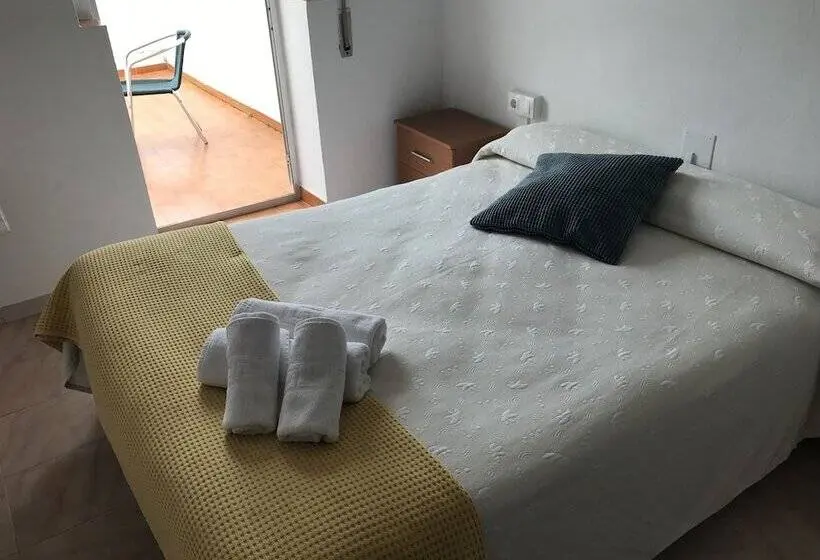 スタンダードトリプルルーム, Hostal Restaurante Tarín