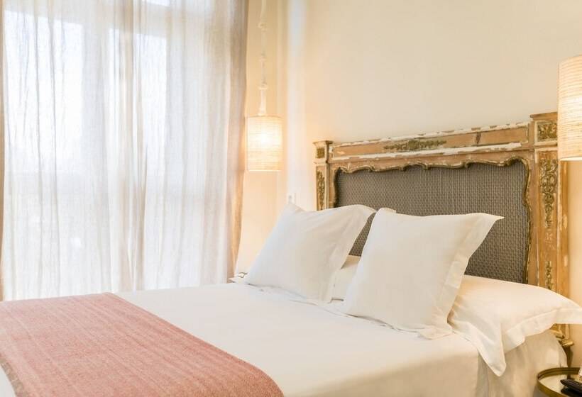 اتاق استاندارد, The Corner House