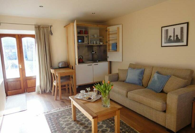 سوییت سوپریور, The Courtyard