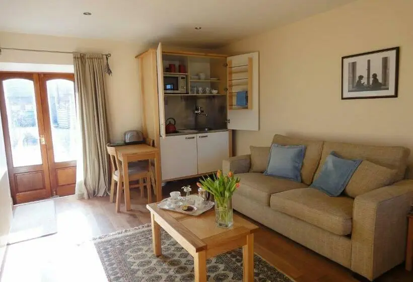 Superior-sviitti, The Courtyard