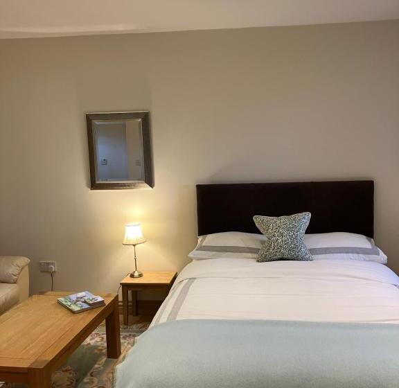 اتاق لوکس خانوادگی, The Courtyard