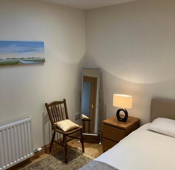 اتاق لوکس خانوادگی, The Courtyard