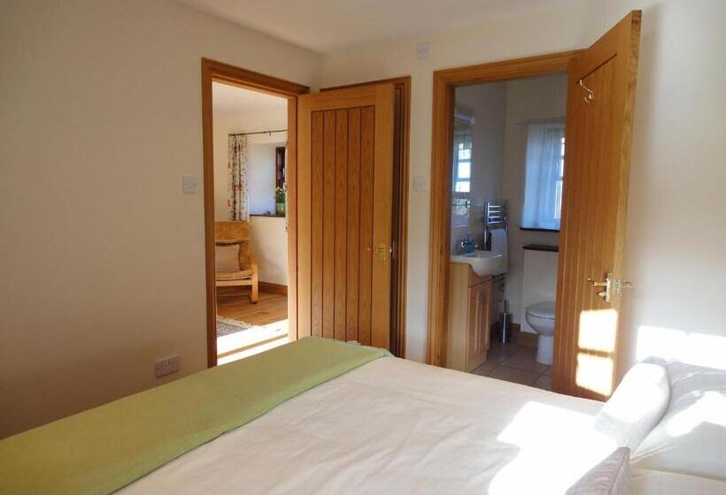 سوئیت با تخت بزرگ, The Courtyard