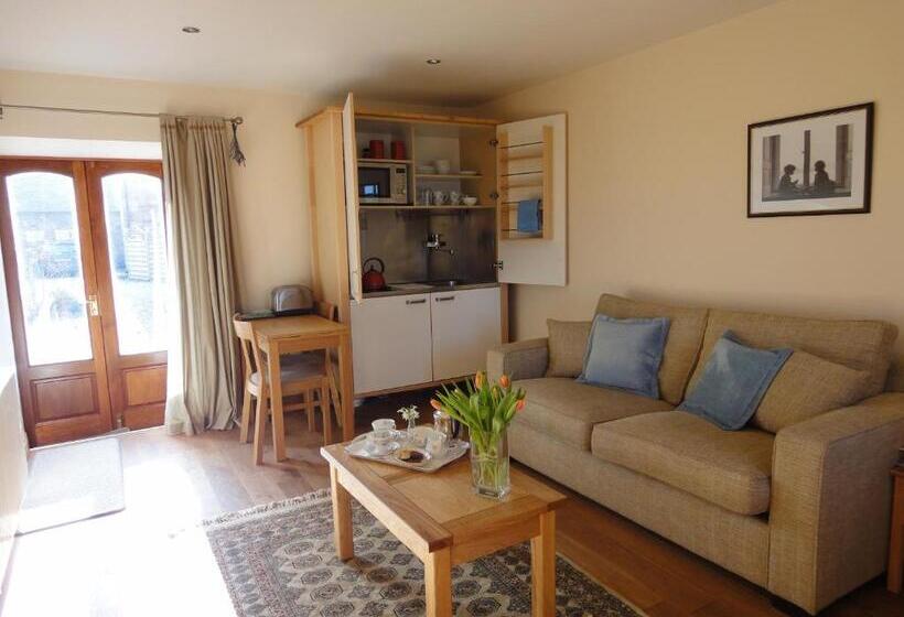 سوئیت با تخت بزرگ, The Courtyard