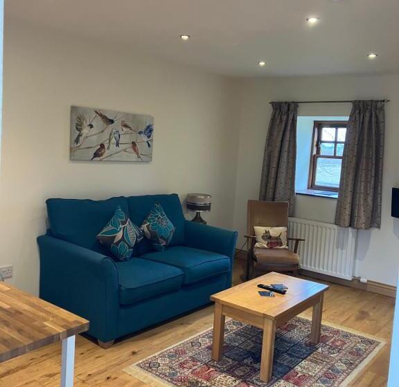 سوییت لوکس, The Courtyard