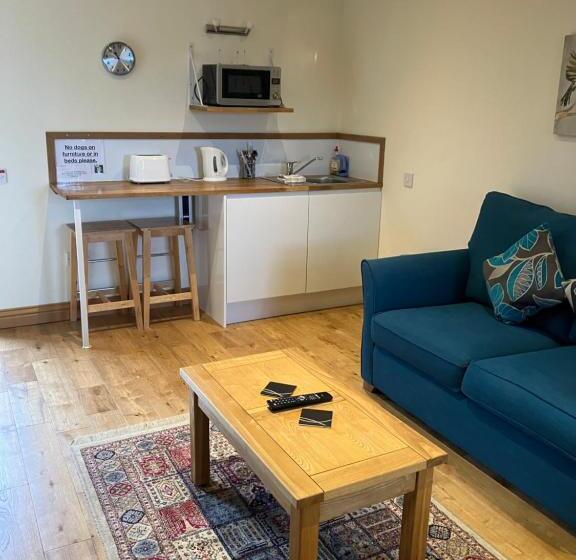 سوییت لوکس, The Courtyard