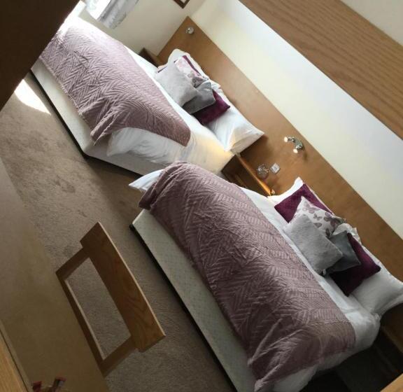 חדר משפחתי, The Huntsman