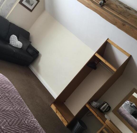 חדר משפחתי, The Huntsman