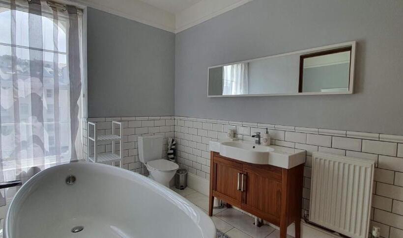 اتاق لوکس با تخت بزرگ, Rocky Cove Bed And Breakfast