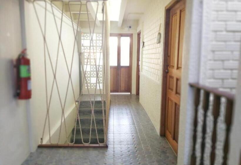 غرفة قياسية حمام مشترك, Silla House