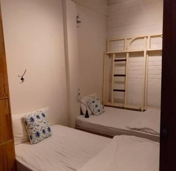 غرفة قياسية حمام مشترك, Silla House