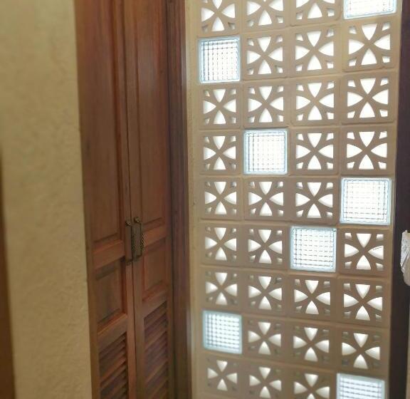 غرفة قياسية مزوَّدة بشُرفة, Silla House