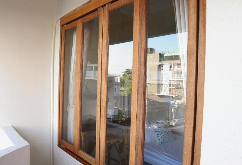 غرفة قياسية مزوَّدة بشُرفة, Silla House