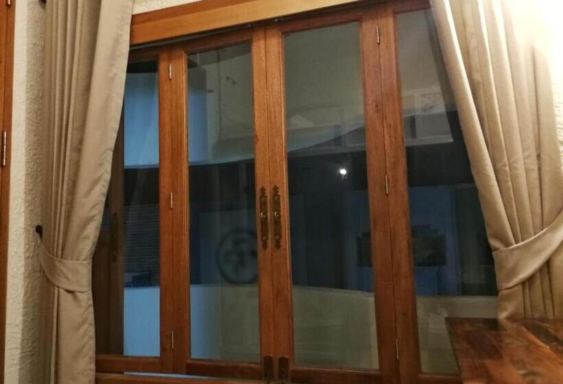 غرفة قياسية مزوَّدة بشُرفة, Silla House