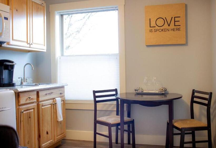 Люкс, Douglas On Third