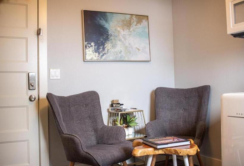 Люкс, Douglas On Third