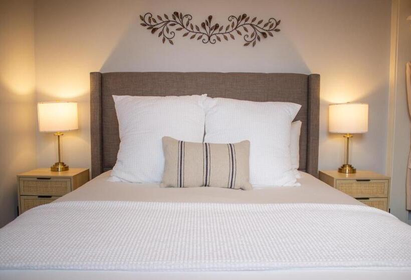 Люкс, Douglas On Third