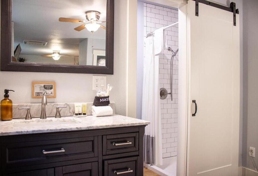 Студия Стандарт, Douglas On Third