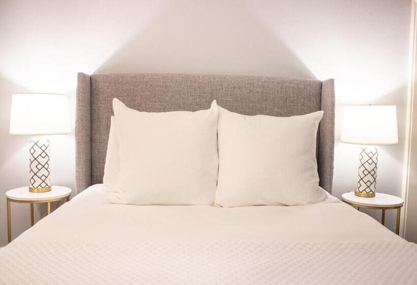 Студия Стандарт, Douglas On Third