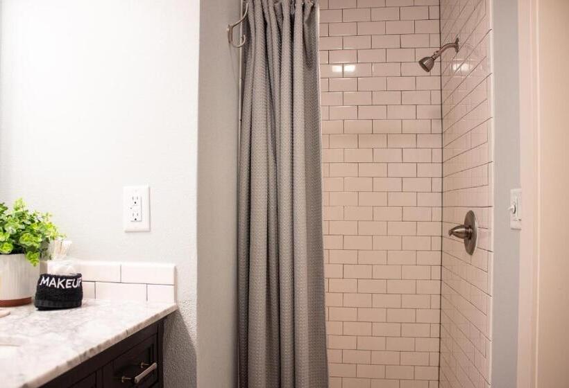 Студио Стандарт Кровать Кинг, Douglas On Third