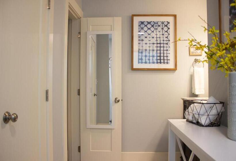 Студия Deluxe, Douglas On Third