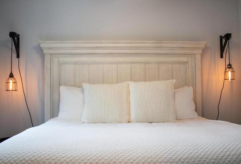 Студия Deluxe, Douglas On Third