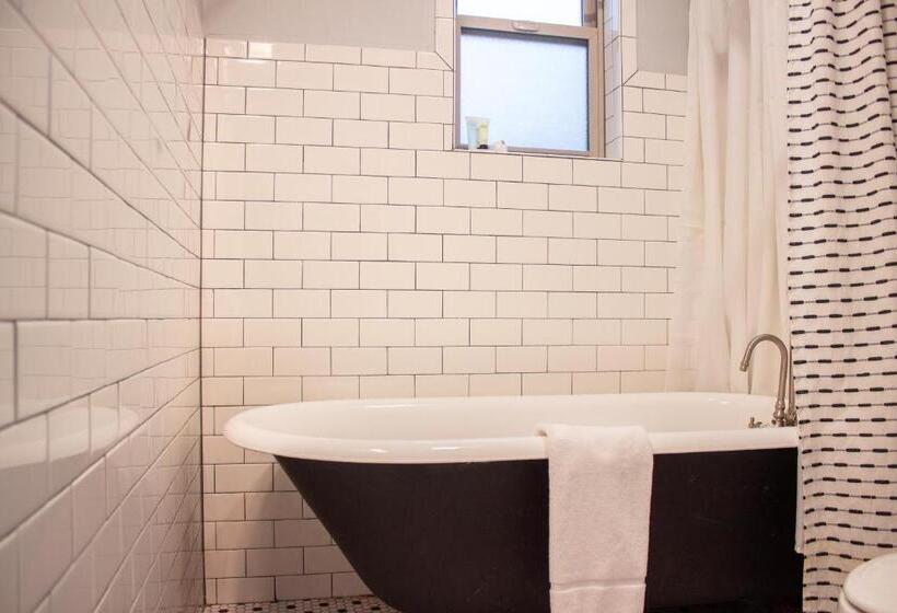 Люкс Повышенной Комфортности, Douglas On Third