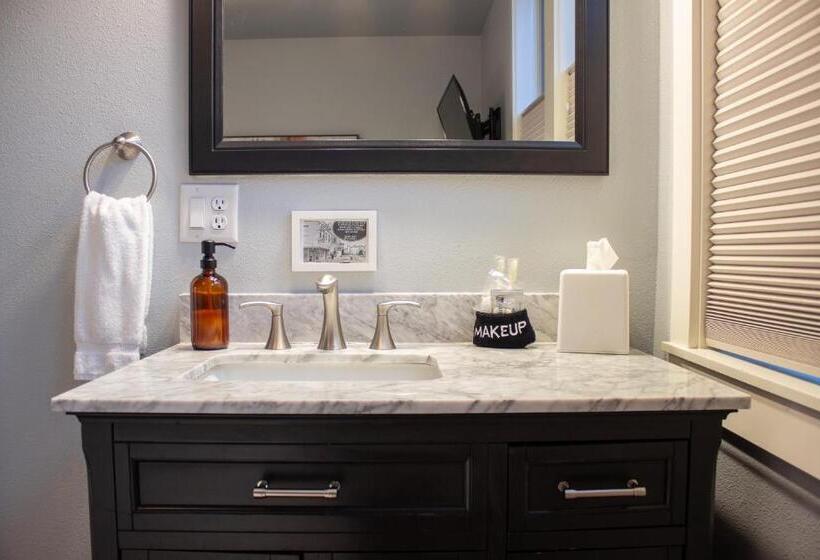 Люкс Повышенной Комфортности, Douglas On Third