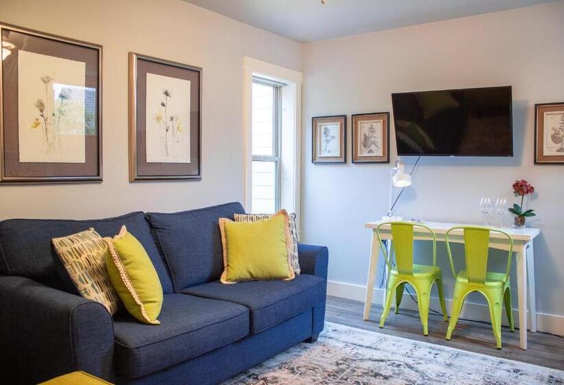 Люкс Повышенной Комфортности, Douglas On Third