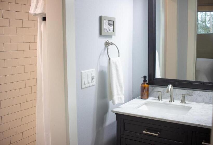 Студия Deluxe, Douglas On Third