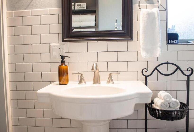 Люкс Deluxe Кровать Кинг, Douglas On Third