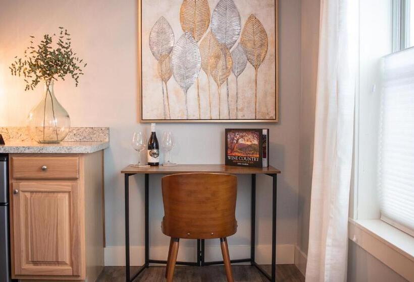 Люкс Deluxe Кровать Кинг, Douglas On Third