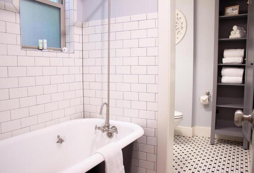 Family Suite, Douglas On Third