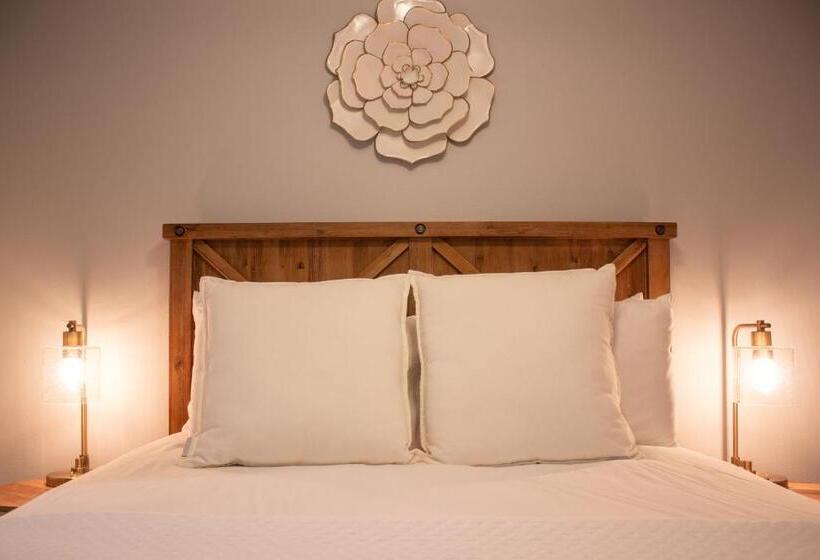 Family Suite, Douglas On Third