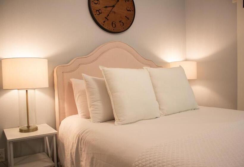 Family Suite, Douglas On Third