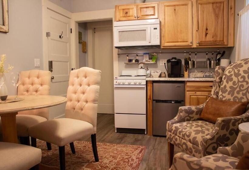 Family Suite, Douglas On Third
