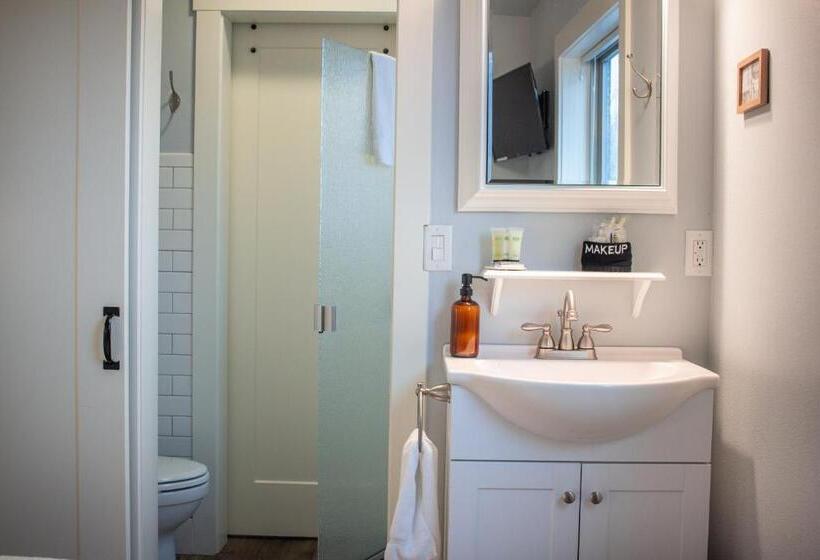 Полулюкс, Douglas On Third