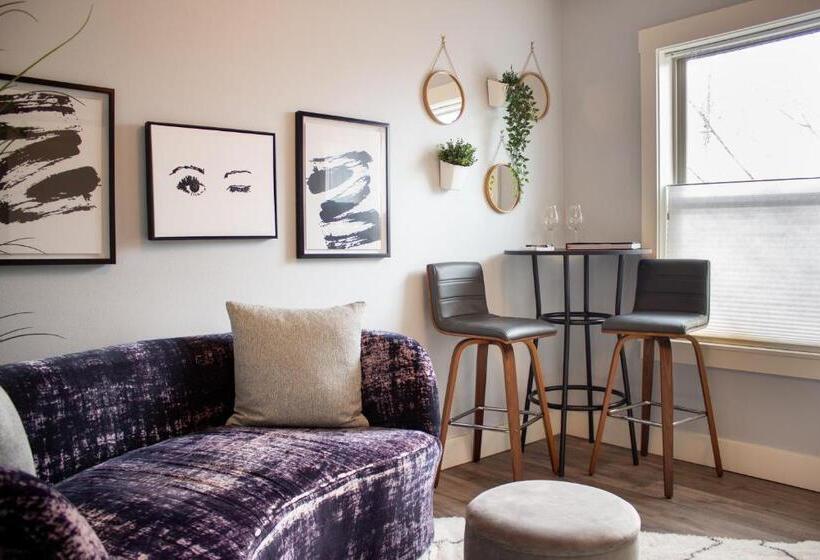 Полулюкс, Douglas On Third