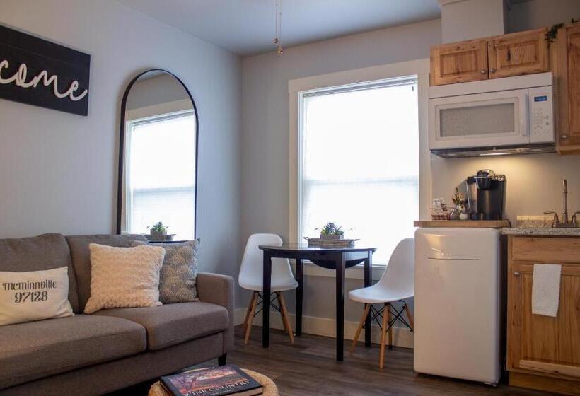 Люкс, Douglas On Third