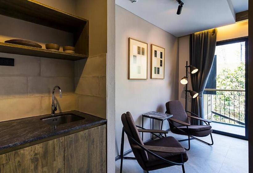 סטודיו דלוקס, Gategaa Village