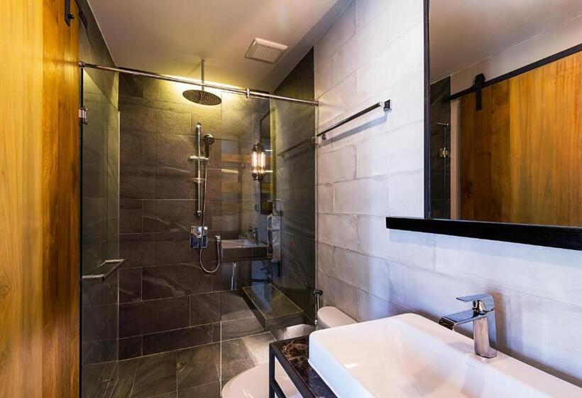 סטודיו דלוקס, Gategaa Village