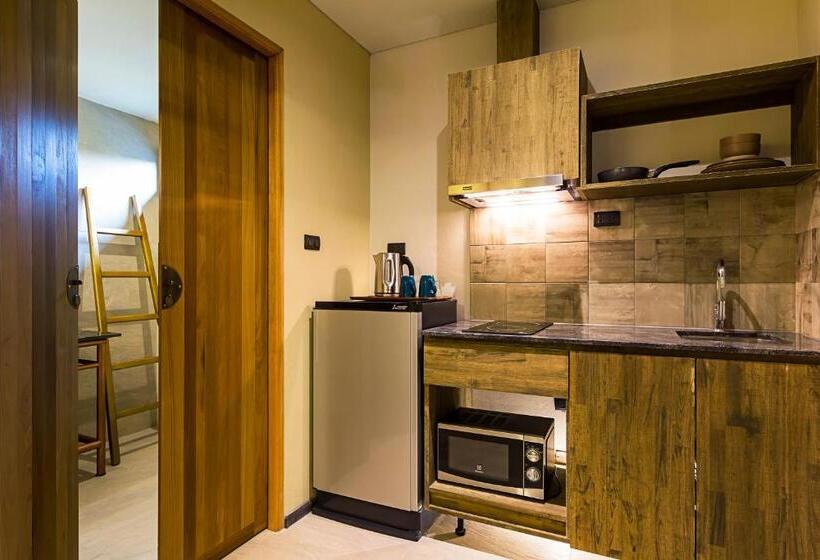 סטודיו דלוקס, Gategaa Village